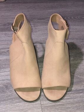 TOMS Majorca Peep Toe beige Booties buckle detail 8.5